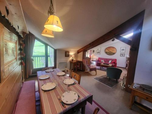 une salle à manger avec une table et un salon dans l'établissement Superbe appartement 3 chambres sur les pistes de Montgenèvre, parking inclus - FR-1-266-233, à Montgenèvre