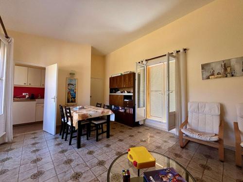 Photo de la galerie de l'établissement Cavalaire-sur-Mer - T3 avec Terrasses et Parking Proche Plages - FR-1-226B-219, à Cavalaire-sur-Mer