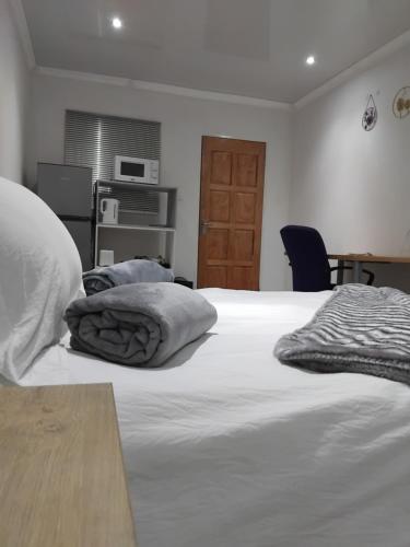 Postel nebo postele na pokoji v ubytování Klerksdorp Flamwood Central Apt