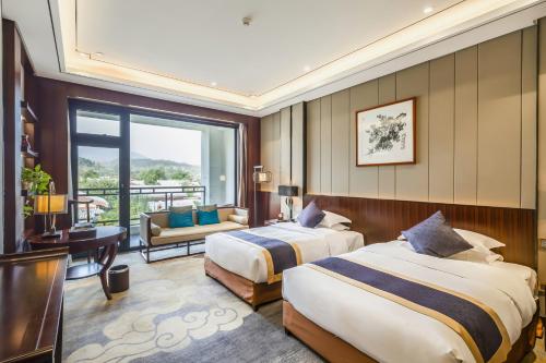 Postel nebo postele na pokoji v ubytování Dengfeng Zhongzhou Huading Hotel