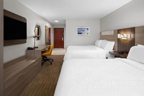 Кровать или кровати в номере Holiday Inn Express Hotel & Suites Acme-Traverse City by IHG