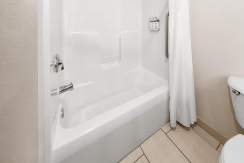 Ванная комната в Holiday Inn Express Hotel & Suites Acme-Traverse City by IHG