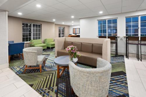 Гостиная зона в Holiday Inn Express Hotel & Suites Acme-Traverse City by IHG