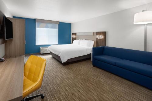 Кровать или кровати в номере Holiday Inn Express Hotel & Suites Acme-Traverse City by IHG