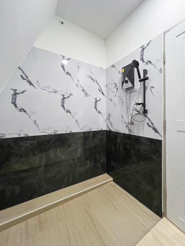 a bathroom with black and white marble walls at บ้านสวนพระคุณพ่อ-แม่ in Udon Thani