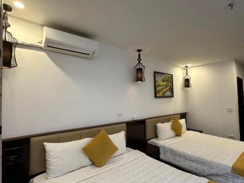 Postel nebo postele na pokoji v ubytování Hanoi Cozy Legend Hotel