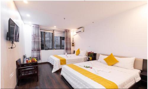 Postel nebo postele na pokoji v ubytování Hanoi Cozy Legend Hotel