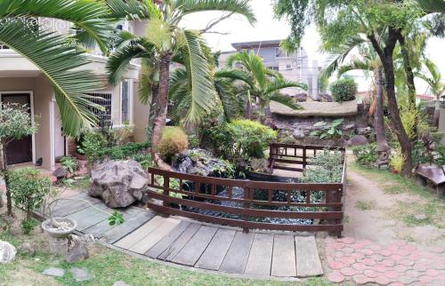 Κήπος έξω από το EV2 Townhouse Hotel