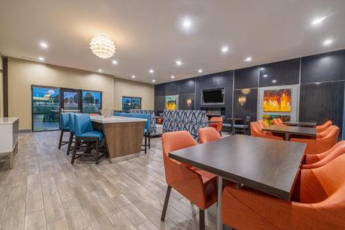 Holiday Inn Express & Suites Kansas City Airport, an IHG Hotel Image
