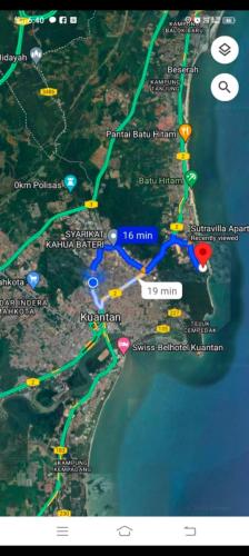 Un mapa de una carretera con diferentes colores. en JOHNKEY Inn, en Kampong Bugis