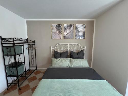 Postel nebo postele na pokoji v ubytování Palmen Apartment direkt in Bad Aibling