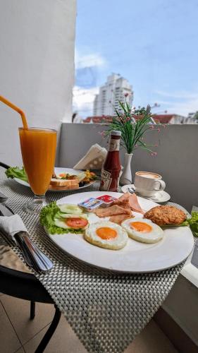 einen Teller Eier und Gemüse auf dem Tisch in der Unterkunft Heaven House Restro & Bar in Patong Beach