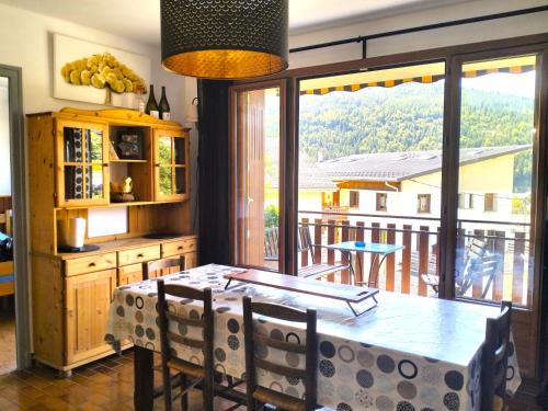 une salle à manger avec une table et un balcon dans l'établissement Charmant 3 pièces: balcon, parking privé, proche village - FR-1-761-42, à Villard-de-Lans