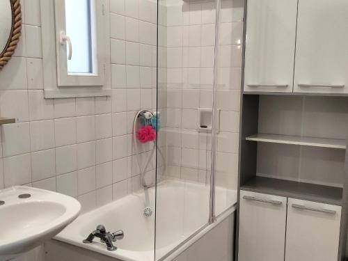 une douche avec une porte vitrée à côté d'un lavabo dans l'établissement Charmant 3 pièces: balcon, parking privé, proche village - FR-1-761-42, à Villard-de-Lans