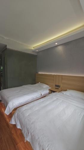 Ένα ή περισσότερα κρεβάτια σε δωμάτιο στο Border Town International Youth Hostel Fenghuang Ancient City Bar Street Branch