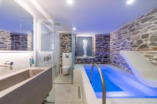 Ένα μπάνιο στο PomeGranate Suites