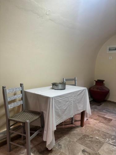 a table with a pot sitting on top of it at Μεσαιωνικός οικισμός in Mesta