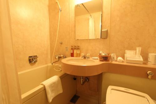 y baño con lavabo, aseo y bañera. en Shimonoseki Grand Hotel, en Shimonoseki