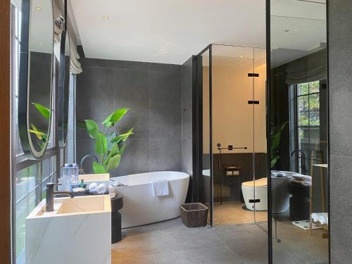 a bathroom with a bath tub and a sink at Yijian Hotel Wuyi Square Chaozong Street in Changsha