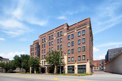 un edificio in mattoni sul lato di una strada di Fairfield Inn & Suites by Marriott Savannah Downtown Historic District a Savannah