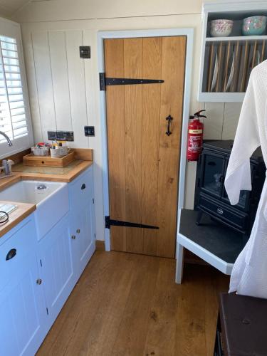 Η κουζίνα ή μικρή κουζίνα στο Downsfield Bed and Breakfast