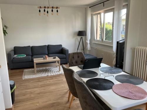 un salon avec une table et un canapé dans l'établissement Chez Gary, à Strasbourg