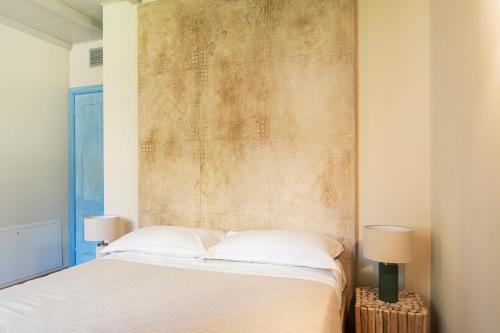 a bedroom with a large bed with two lamps at ASILO in BAROLO in Barolo