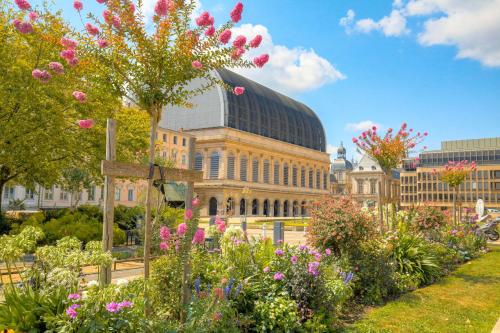 un bâtiment avec un bouquet de fleurs devant dans l'établissement Cosy et Atypique Hôtel de Ville et quais du Rhône, à Lyon