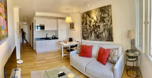 un salon avec un canapé et une cuisine dans l'établissement Apartment Near Monaco & Rolex Masters, à Roquebrune-Cap-Martin