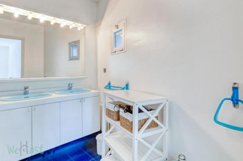 une salle de bain avec deux lavabos et un miroir dans l'établissement Appartement les pieds dans l'eau, à Saint-Raphaël