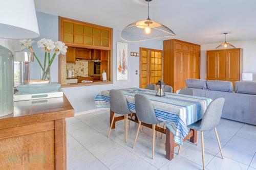une cuisine et une salle à manger avec une table et des chaises dans l'établissement Appartement les pieds dans l'eau, à Saint-Raphaël