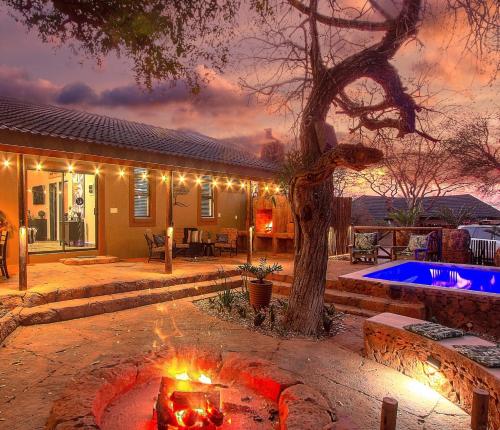 una casa con una hoguera en el patio en Wild Whispers, en Marloth Park