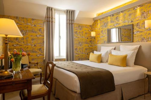 Letto o letti in una camera di Hôtel Le Relais des Halles