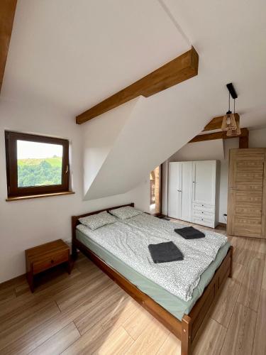 a bedroom with a bed and a window at Pienińskie Kąty in Krościenko