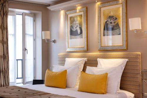 Letto o letti in una camera di Hôtel Le Relais des Halles
