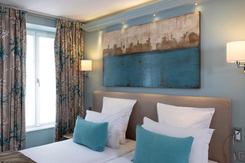 Letto o letti in una camera di Hôtel Le Relais des Halles
