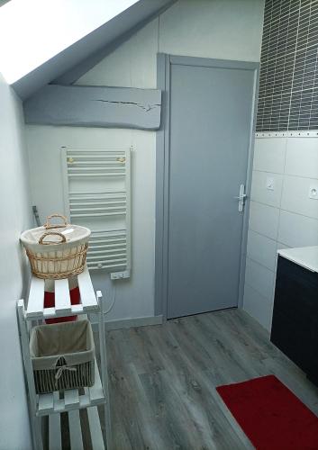 - une cuisine avec un panier dans une pièce dans l'établissement La Rezendine, à Saint-Georges-de-Reintembault