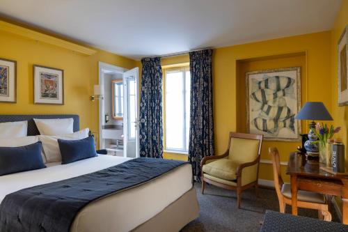 Letto o letti in una camera di Hôtel Le Relais des Halles