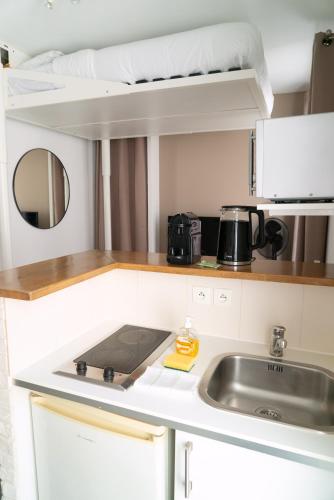 une cuisine avec un évier et un plan de travail dans l'établissement L'immersion - Super Studio - République - Paris, à Paris