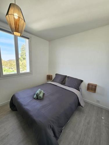 Un dormitorio con una cama con un animal de peluche encima. en Superbe appartement rénové, en Bourges