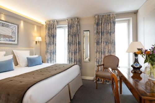 Letto o letti in una camera di Hôtel Le Relais des Halles