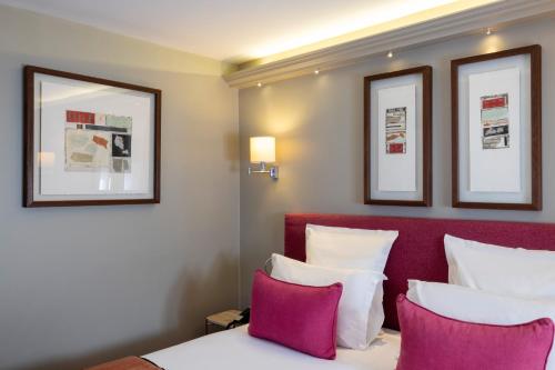 Letto o letti in una camera di Hôtel Le Relais des Halles
