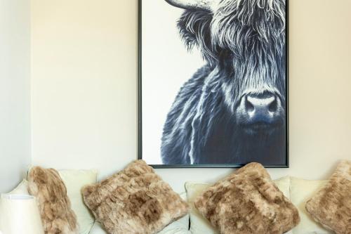a picture of a cow on a wall with cookies at Burgemeestershof in Wetteren