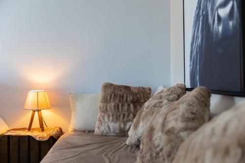 a bedroom with a bed with a lamp and a television at Burgemeestershof in Wetteren