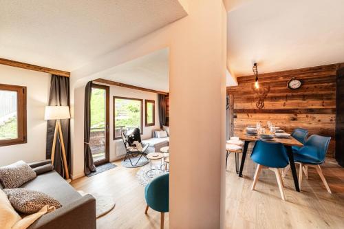 un salon et une salle à manger avec une table et des chaises dans l'établissement Le Traineau - Immodreams - Avoriaz, à Avoriaz