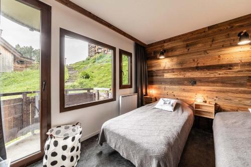 une chambre avec un lit et une fenêtre dans l'établissement Le Traineau - Immodreams - Avoriaz, à Avoriaz