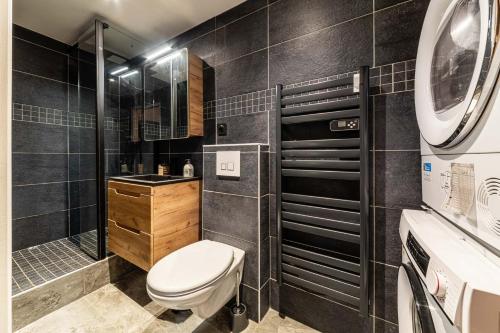 une salle de bain avec toilettes et douche dans l'établissement Le Traineau - Immodreams - Avoriaz, à Avoriaz