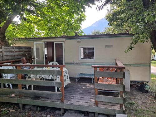 une personne assise sur la terrasse couverte d'une petite maison dans l'établissement Dolly, à Saint-Sauveur