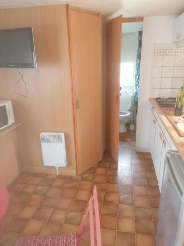 une petite cuisine avec un évier et une cuisinière dans l'établissement Dolly, à Saint-Sauveur