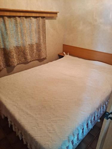 un lit dans une petite pièce avec une fenêtre dans l'établissement Dolly, à Saint-Sauveur